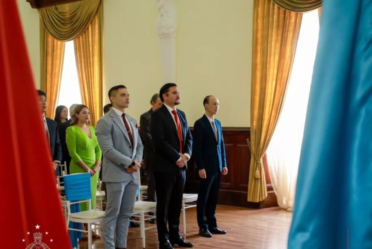 Honduras y China develan sellos postales en conmemoración del segundo año de relaciones diplomáti...